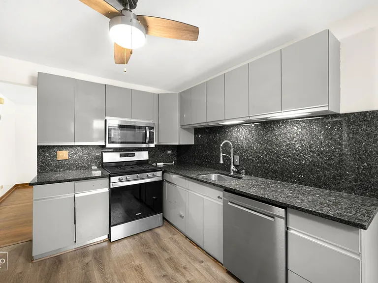 7218 W 110th Pl — Photo 4