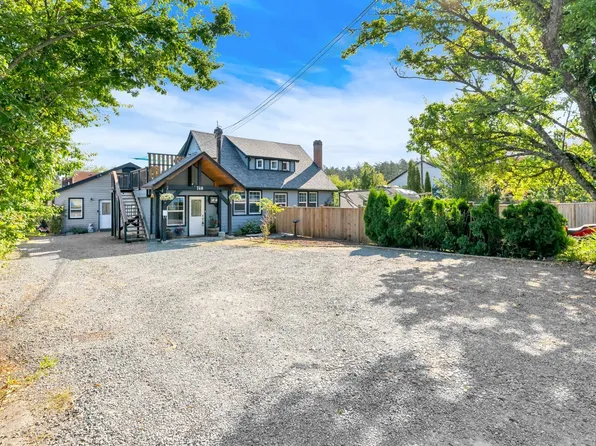740 Newbury St, Saanich, BC V9A 2C1