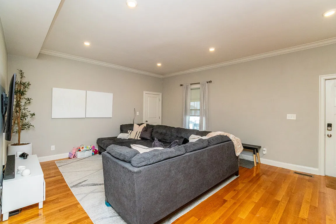 3 bed, 1800 sqft, $3,800 — Photo 3