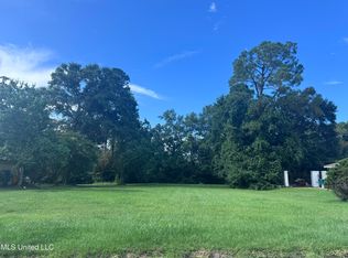 2 Greenbriar Dr, Gulfport, MS 39507