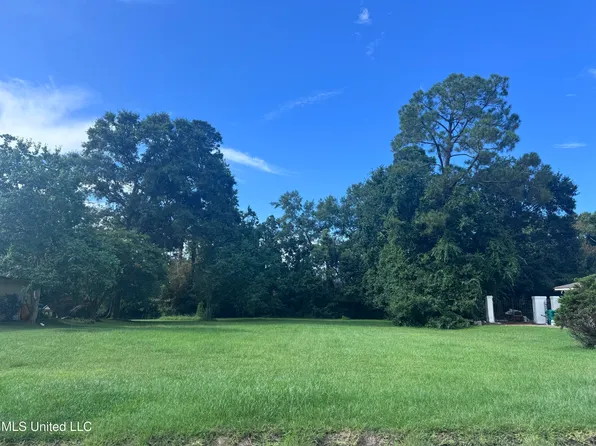 2 Greenbriar Dr, Gulfport, MS 39507