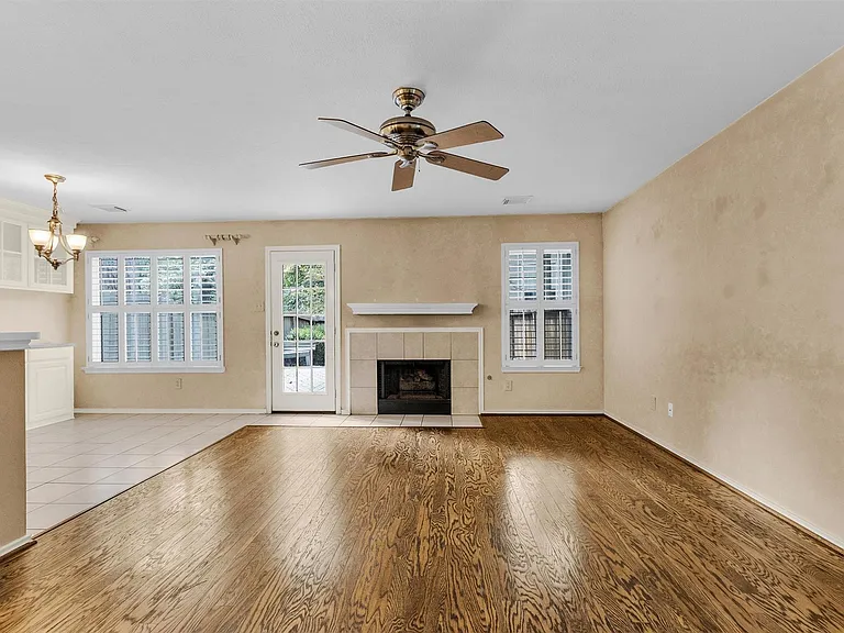 31 N Walden Elms Cir — Photo 4