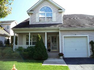 2 Goose Neck Ln, Riverhead, NY 11901