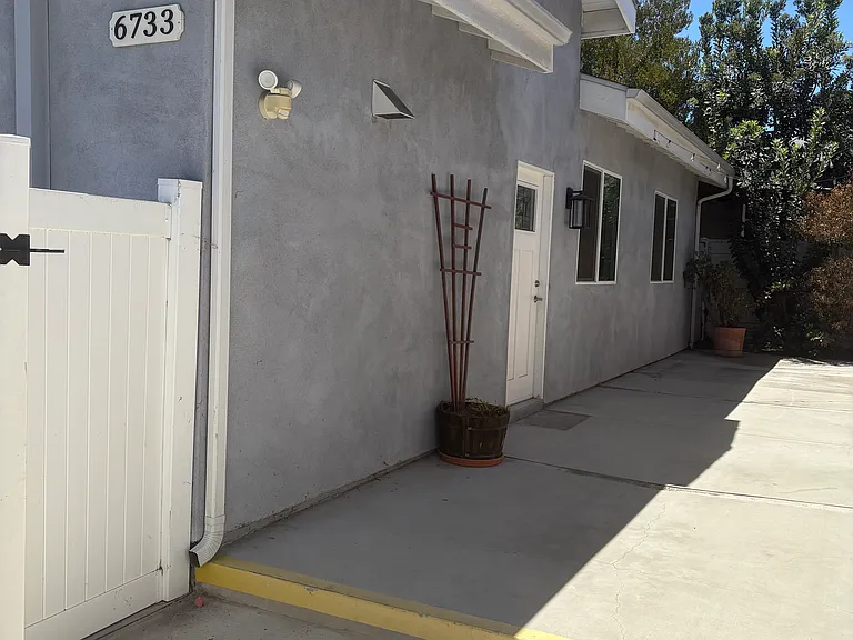 6733 Morella Ave — Photo 2
