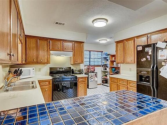 3rd image of 610 Upson St #B