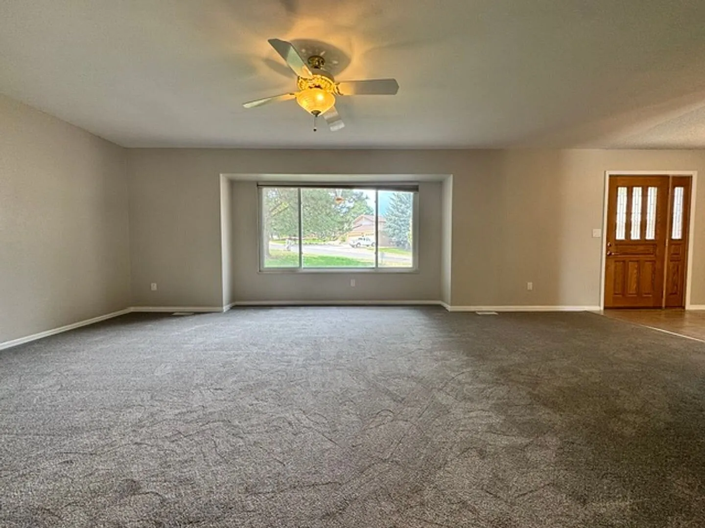 Spacious 4 Bd Home With Bonus Room, Double Deck & Finished Basement! — Photo 4
