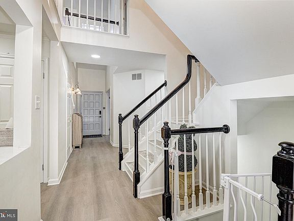 4th image of 64 River Oaks Cir