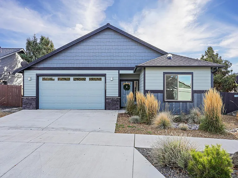 2247 NE Indigo Ln — Photo 2