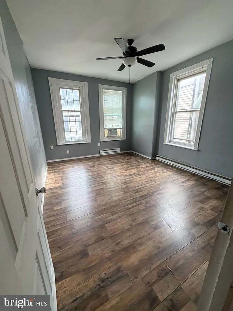2 bed, 1.0 bath, 1320 sqft, $1,300 — Photo 2