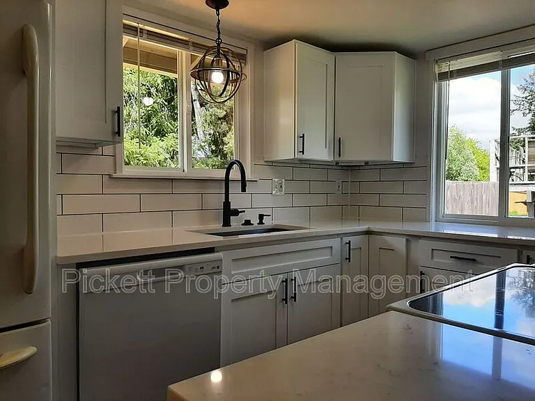 212 NE Torval Canyon Rd — Photo 9