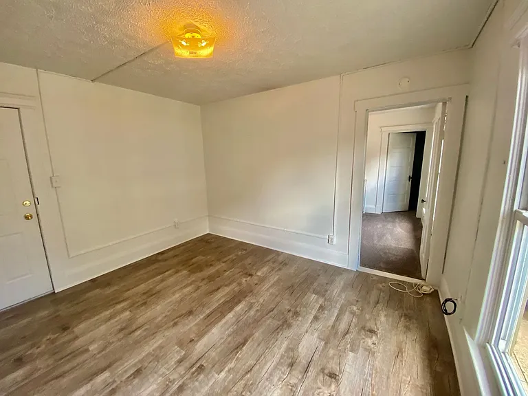514 W Cross St — Photo 3