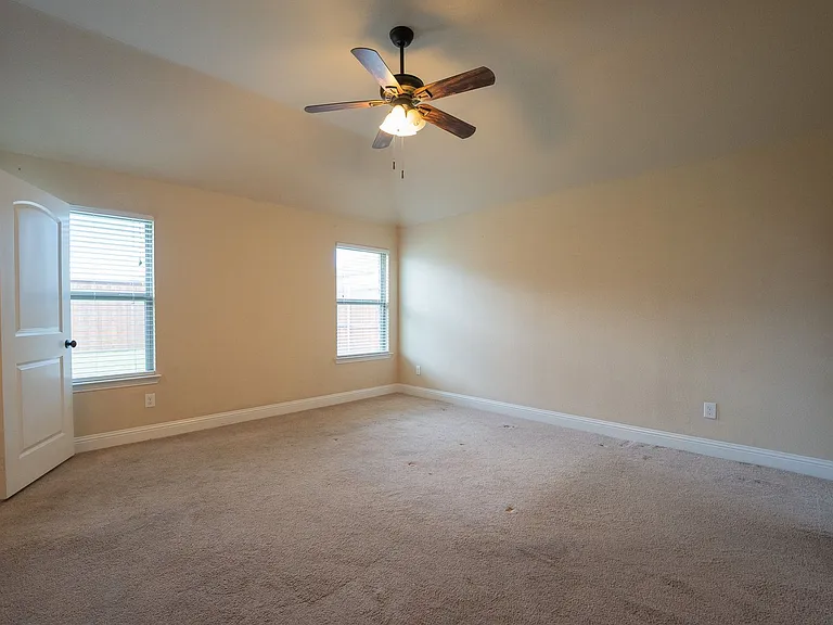 312 Hawthorn Dr — Photo 6
