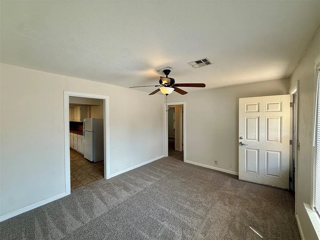 2 bed, 1.0 bath, 702 sqft, $925 — Photo 2