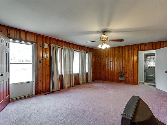 3rd image of 1985 Peavine Rd