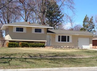 3903 Chestnut Hill Dr, Midland, MI 48642