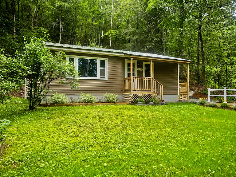 294 Buckland Rd — Photo 2