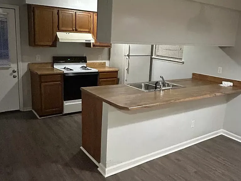 1320 Burgess Dr #1320 — Photo 3