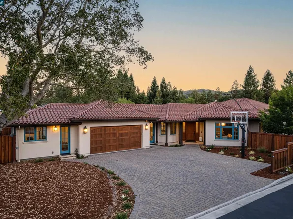 3 Barnes Ct, Moraga, CA 94556