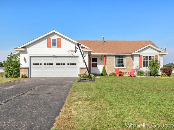 1253 Oxbow Dr, Middleville, MI 49333