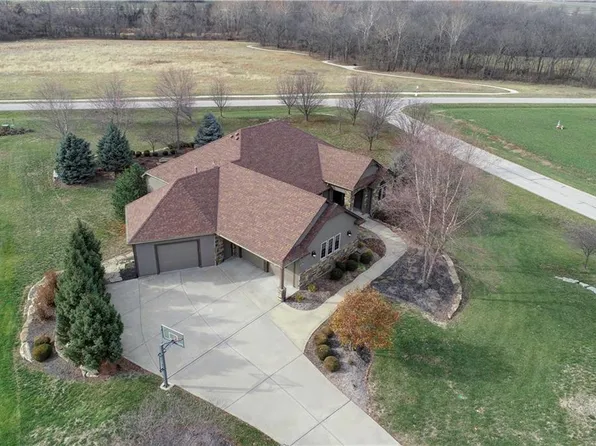 28912 Chinkapin Ln, Paola, KS 66071