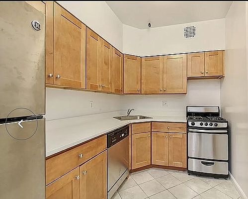 3rd image of 44 W 75th St APT 1B