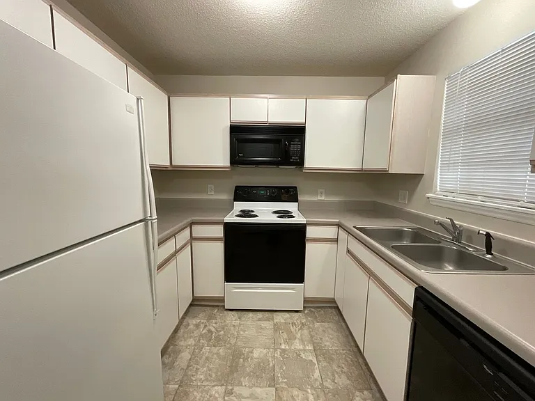 Meridian Park Apartments — Photo 22