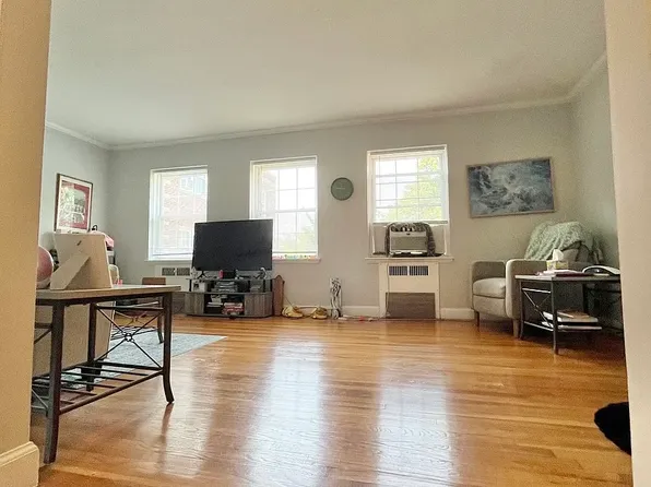 1157 Beacon St, Brookline, MA