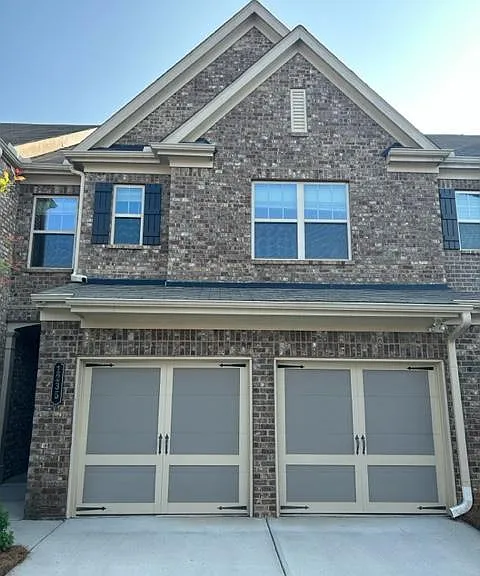 1235 Foxcroft Ln — Photo 1
