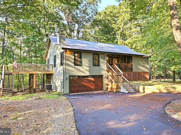 4 Peace Pipe Ln, Hedgesville, WV 25427