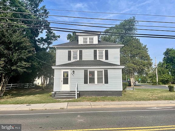 2nd image of 701 Lake St