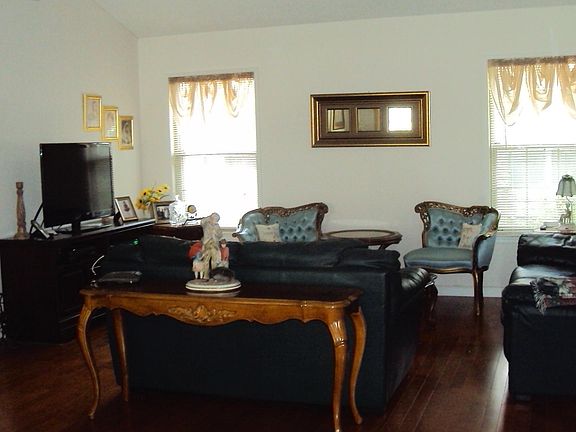 4th image of 540 Petunia Lane N