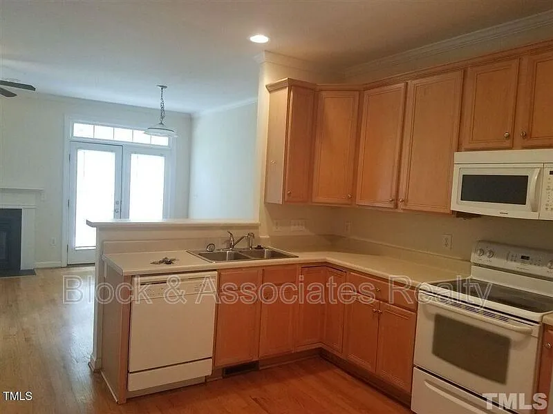 3 bed, 3.5 bath, 2100 sqft, $1,995 — Photo 4