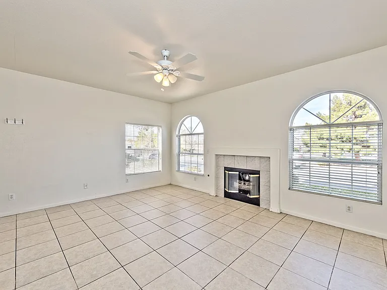 1637 Cave Spring Dr — Photo 2