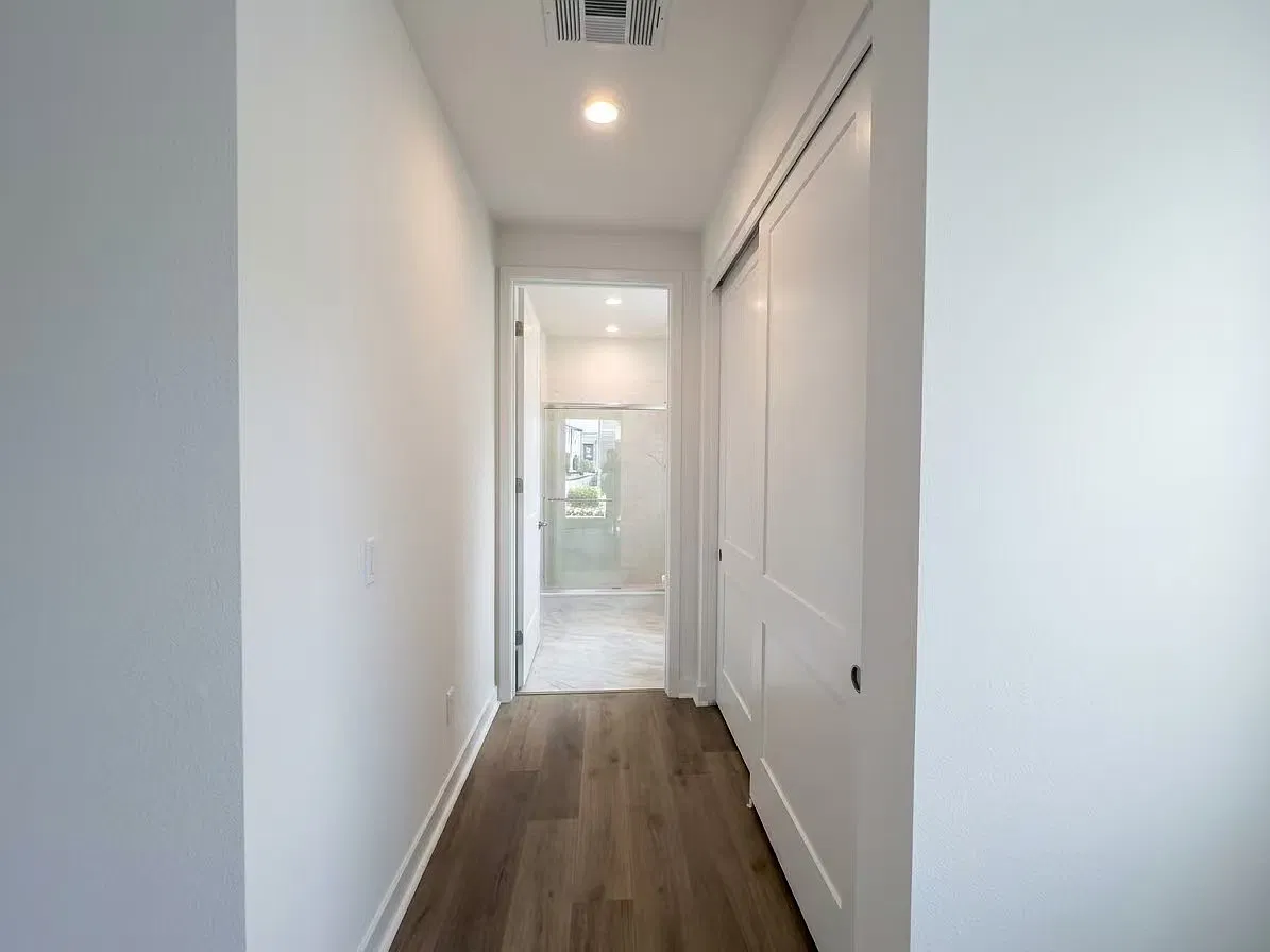5 bed, 3923 sqft, $1,800 — Photo 2