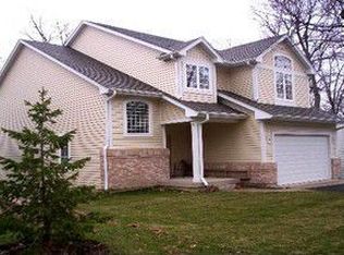 137 N Sylvan Dr, Mundelein, IL 60060