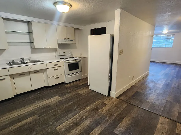 111 E Plum St — Photo 23