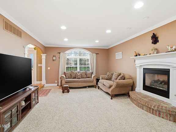 4th image of 300 W Sawmill Rd
