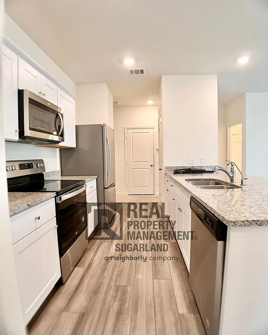 Water Views & Modern Style in Richmond — Photo 3
