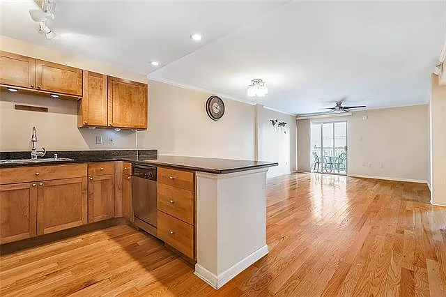 2 bed, 2.0 bath, 950 sqft, $2,200 — Photo 2