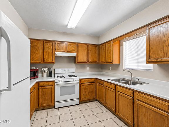 3rd image of 538 W MELROSE Drive