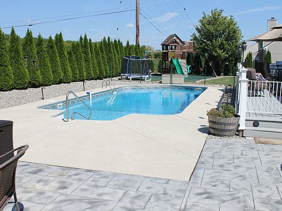 3rd image of 1445 Stafford Dr