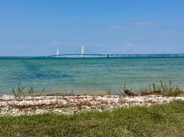 914 Lakeside Dr, Mackinaw City, MI 49701