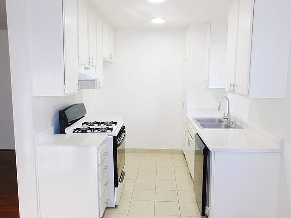 2nd image of 13518 Burbank Blvd APT 2