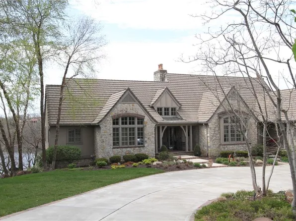 10462 S Oakcrest Ln, Olathe, KS 66061