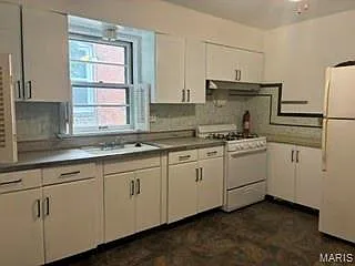 3 bed, 1.0 bath, 1600 sqft, $1,900 — Photo 4