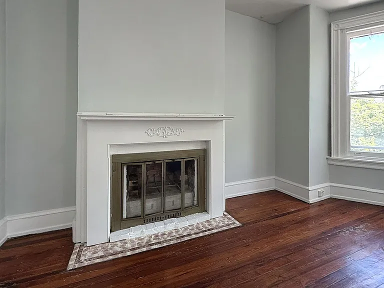 435 E Walnut Ln — Photo 6