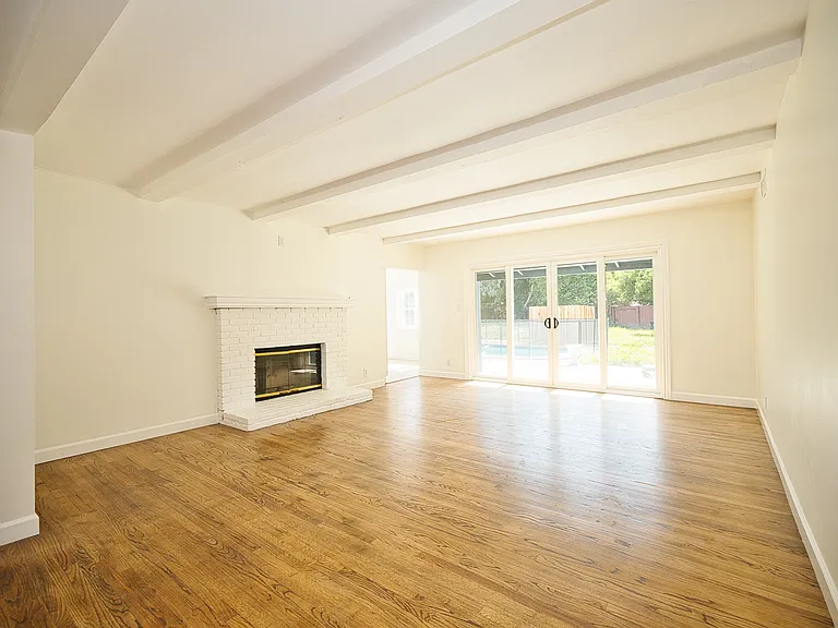 23220 Sylvan St — Photo 24