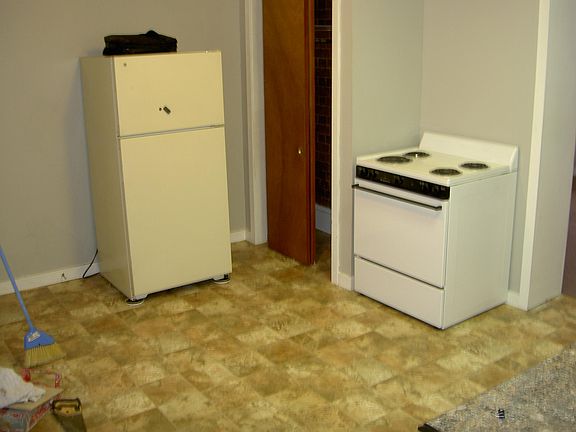 electric stove /full size fridge eat-in kitcken