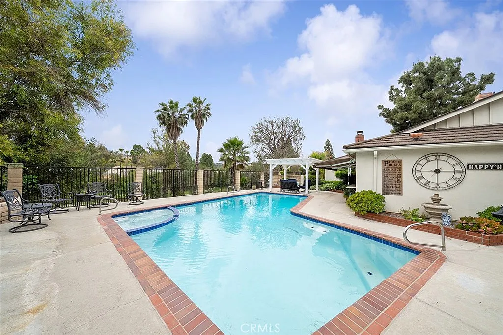 4 bed, 2055 sqft, $6,000 — Photo 2