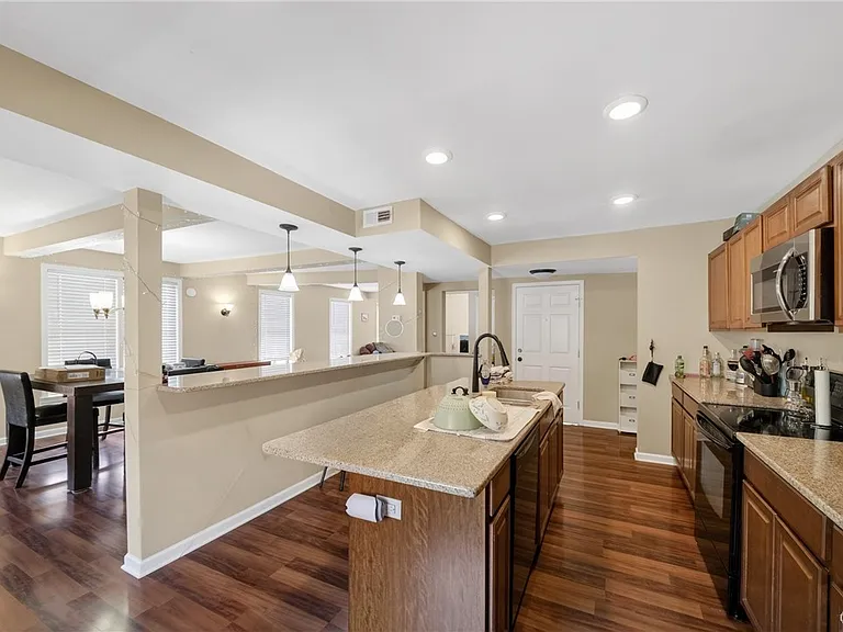 447 E Washington St — Photo 6